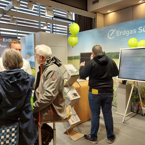 Messestand der Erdgas Südwest auf der Energiemesse Rhein Necker 2024 in Schwetzingen. Zu sehen sind Interessenten und Mitarbeiter in angeregten Beratungsgesprächen.