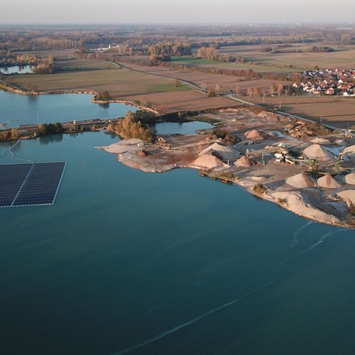 Man sieht eine schwimmende PV Anlage von oben