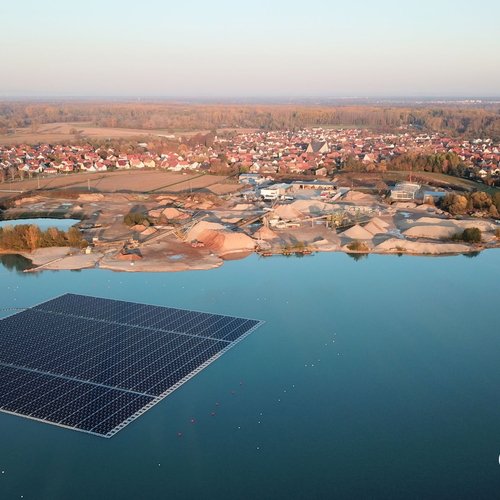 Man sieht eine schwimmende PV Anlage von oben