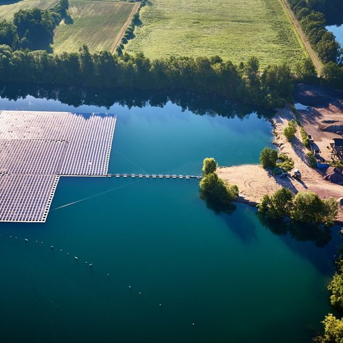 Schwimmende PV in Renchen von oben