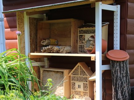 Zu sehen ist ein Wildbienenhotel der Erdgas Südwest zum Erhalt der Artenvielfalt