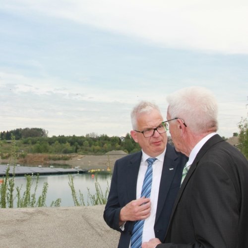 Ministerpräsident Winfried Kretschmann im Gespräch bei der Einweihung der schwimmenden PV-Anlage durch Erdgas Südwest