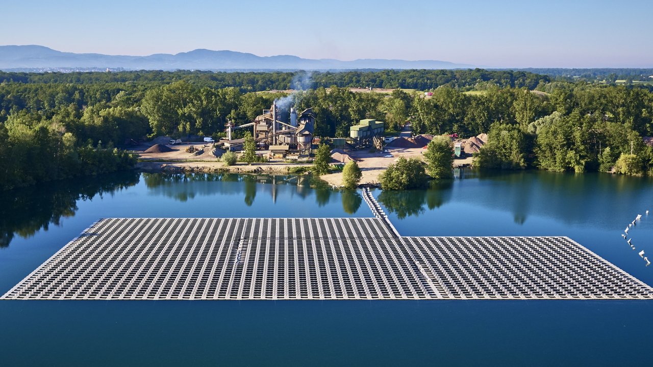 Schwimmende PV-Anlage auf einem Baggersee