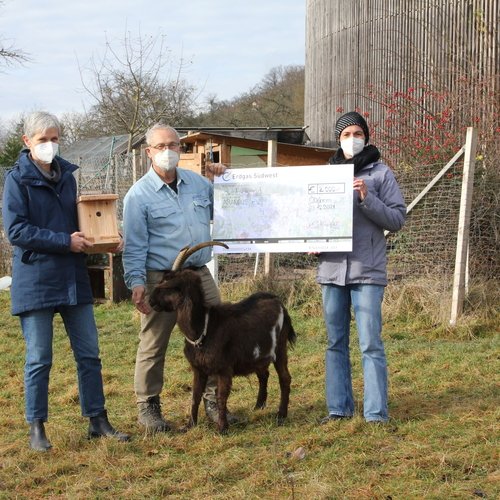 Man sieht ein Gruppenbild der Spendenaktion