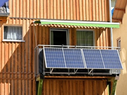 Balkon-Solarmodule an einem Wohnhaus mit Holzfassade