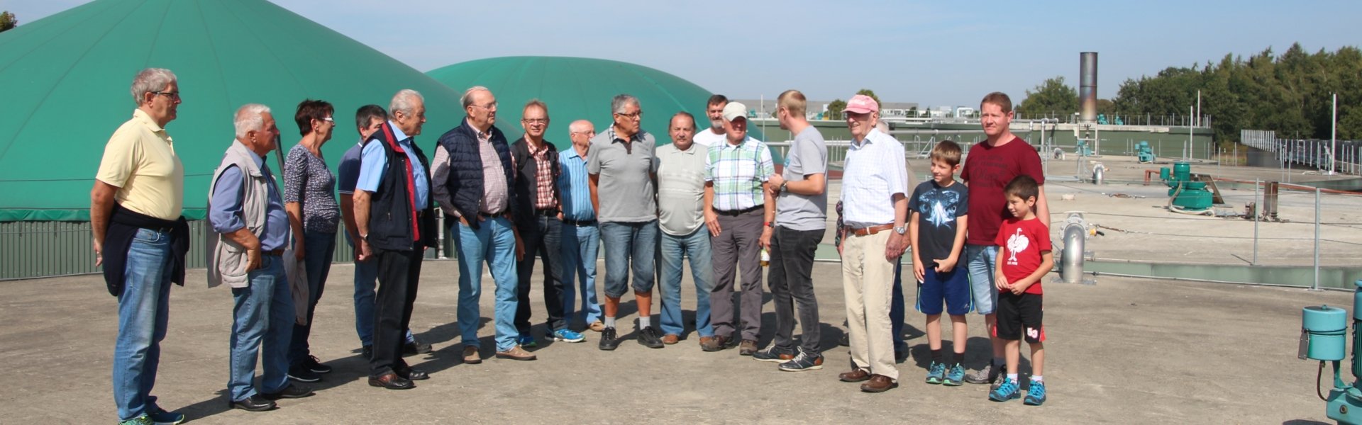 Begehung Biogasanlage Laupheim: Gruppenbild der SZ-Leser besuchen Betriebsgelände