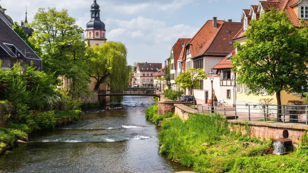 Zu sehen ist das Stadtbild von Ettlingen mit der Alb in der Bildmitte. Ettlingen ist zugleich der Hauptstandort der Erdgas Südwest.