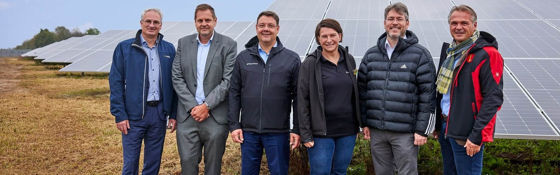 Inbetriebnahme Solarpark Ötigheim. Zu sehen sind (v. l. n. r.): Dirk Ommeln (EnBW), Oliver Simonek (OEW), Dr. Michael Rimmler (GF Erdgas Südwest), Melanie Gimmy (Projektentwicklung PV) Prof. Dr. Christian Dusch (Landrat), Frank Kiefer (Bürgermeister)