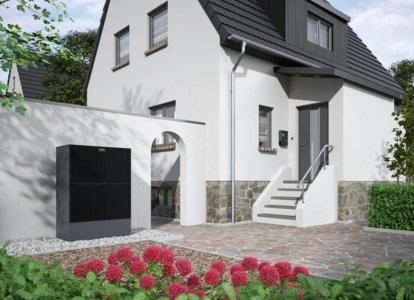Wärmepumpe von Viessmann im Altbau - zu sehen ist ein helles Haus; im Vordergrund ist die Außeneinheit der Wärmepumpe zu sehen.