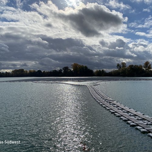 Man sieht eine schwimmende PV Anlage von oben