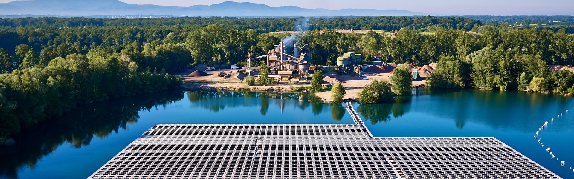 Schwimmende PV in Renchen von oben