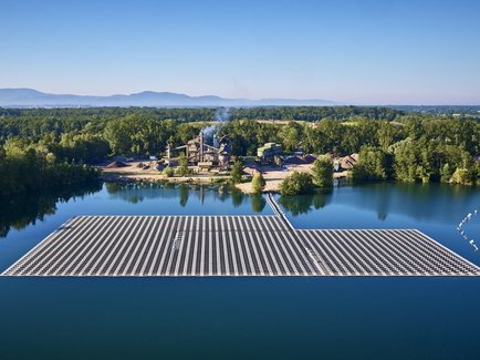 Schwimmende PV-Anlage auf einem Baggersee