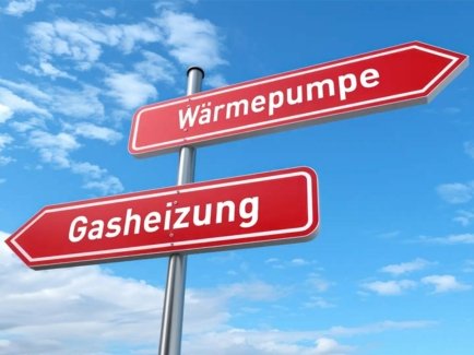 Ein Schild zeigt die Wärmepumpe und Gasheizung in jeweils entgegengesetzter Wegrichtung.