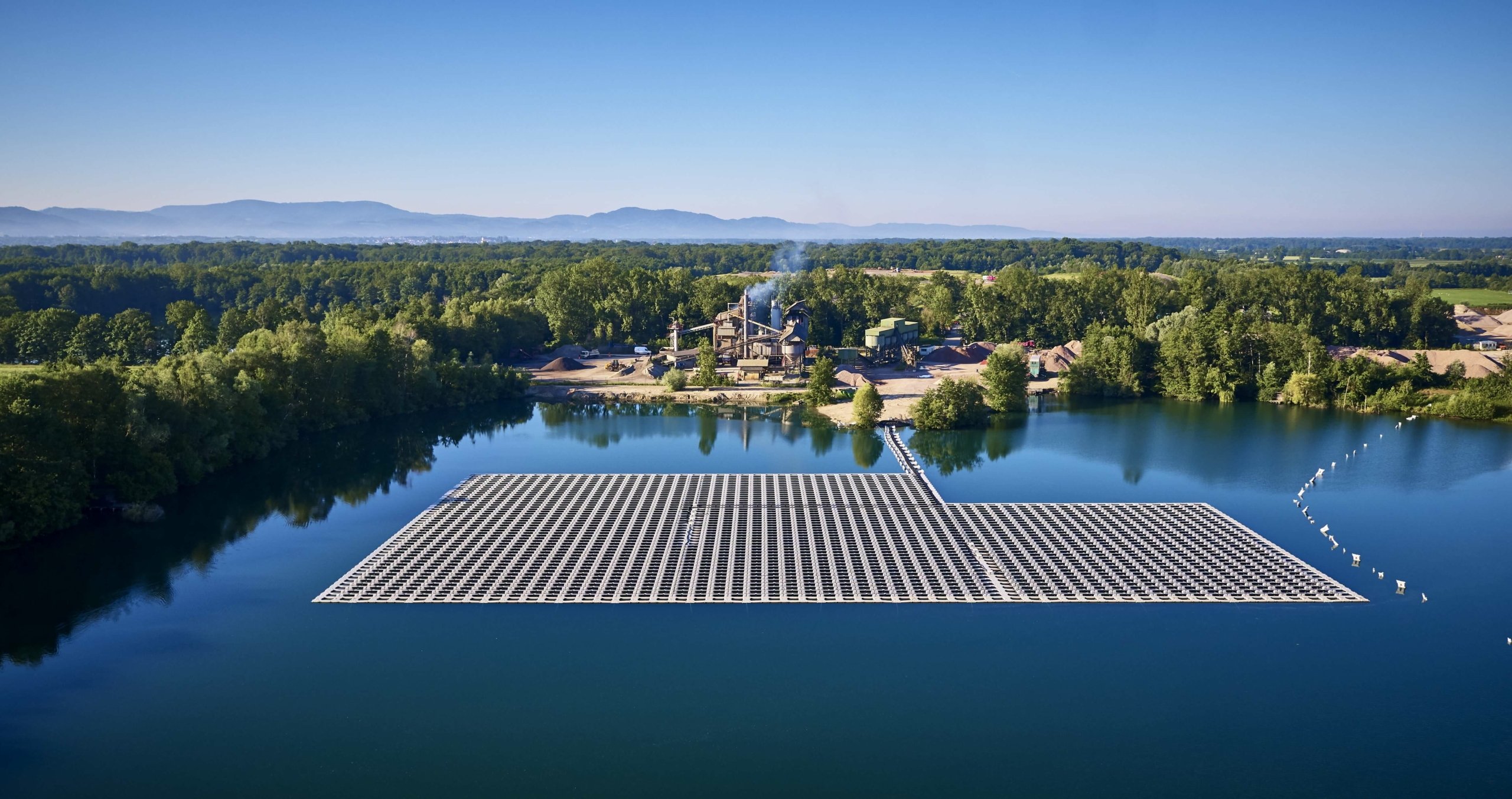 Schwimmende PV-Anlage auf einem Baggersee