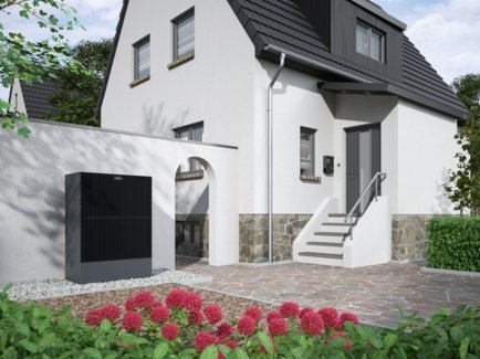 Wärmepumpe von Viessmann im Altbau - zu sehen ist ein helles Haus; im Vordergrund ist die Außeneinheit der Wärmepumpe zu sehen.