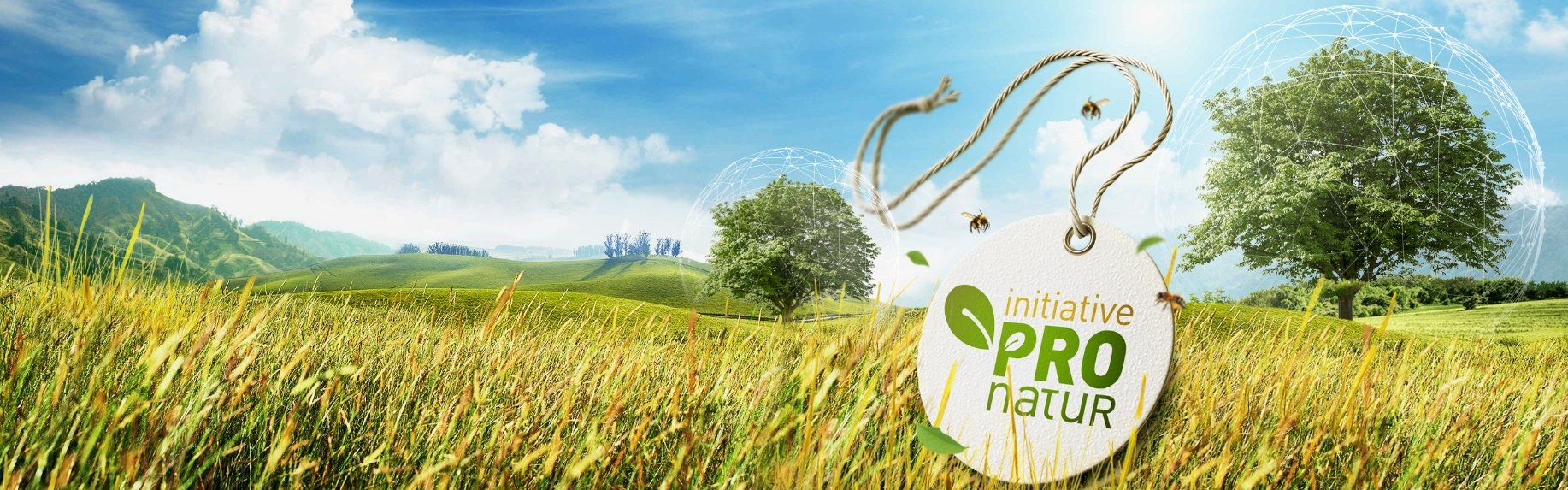 Symbolbild für die Initiative ProNatur, zu sehen ist das Logo vor einer schönen, grünen Landschaft.