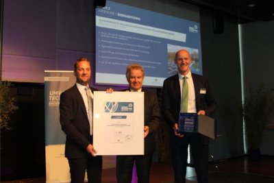 Erdgas Südwest erhält die Auszeichnung umwelt technik preis Baden Württemberg: 3. Preis Energieeffizienz für Schwimmende PV-Anlage zur Eigenversorgung von Kieswerksbetreibern