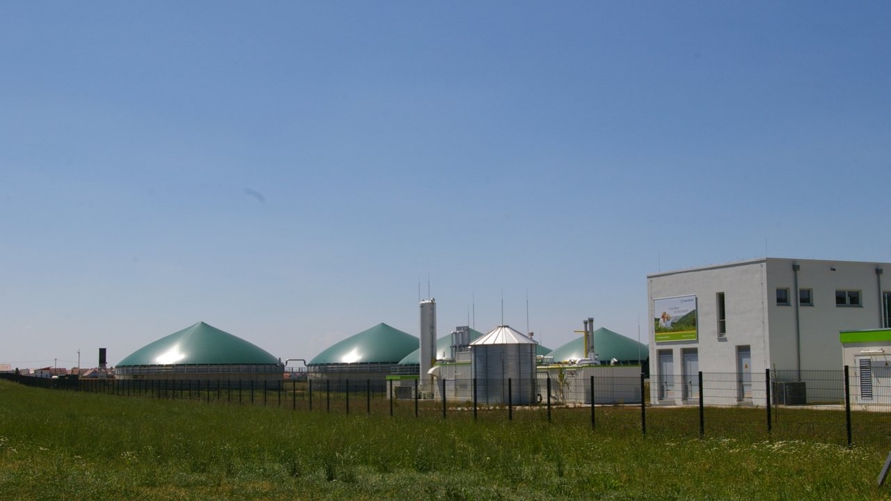 Außenaufnahme der Erdgas Südwest Biogasanlage in Riedlingen.