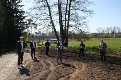 Mehrere Personen auf einem Feld