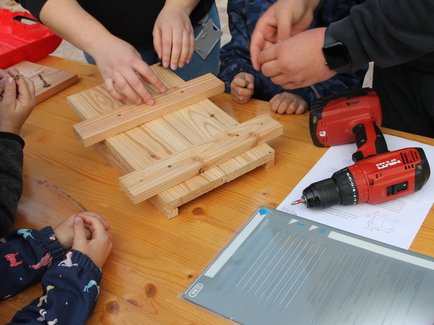 Zu sehen sind Kinder und Mitarbeiter der Erdgas Südwest bei einer der vielen Bastelaktionen an Sozialeinrichtungen