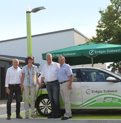 Neue Ladestationen der Erdgas Südwest am Standort Munderkingen für die Fahrer von Elektroautos und E-Bikes.