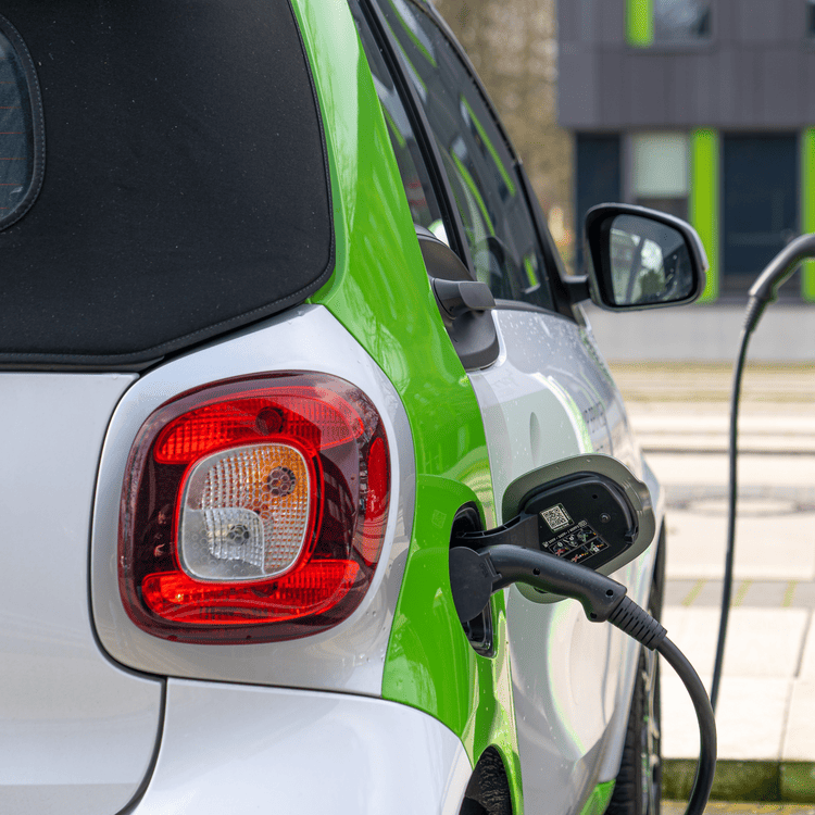 Ein Elektrofahrzeug wird an einer Ladesäule der Erdgas Südwest aufgeladen