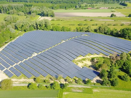 Solarmodule des Solarparks in Malsch aus der Vogelperspektive