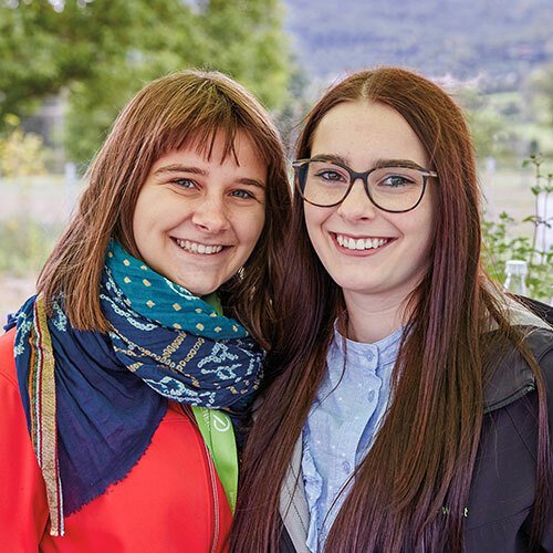 zwei junge Damen bei Erdgas Südwest als FÖJ-lerinnen: Lisa Kreitmeier und Victoria Böhner