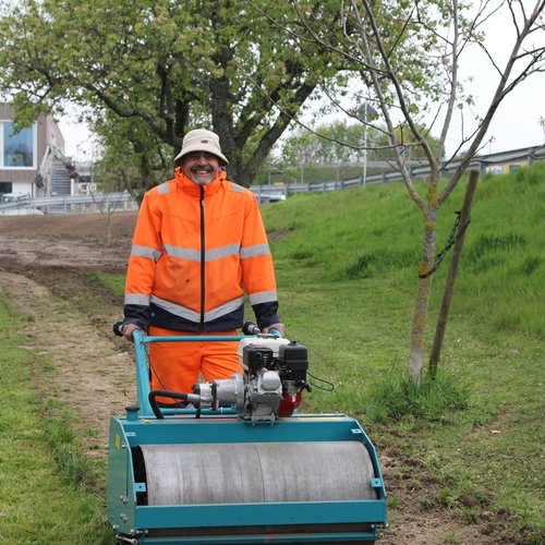 Aufnahme der Streuobstaktion der Erdgas Südwest, zu sehen ist ein Helfer bei der Arbeit