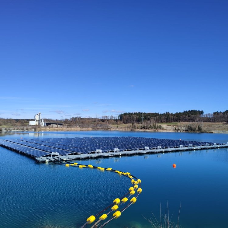 Aufnahme der schwimmenden PV-Anlage der Erdgas Südwest in Ostrach