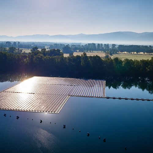 Schwimmende PV in Renchen von oben