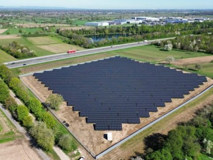 Luftaufnahme der Erdgas Südwest Freiflächen Photovoltaikanlage in Ötigheim