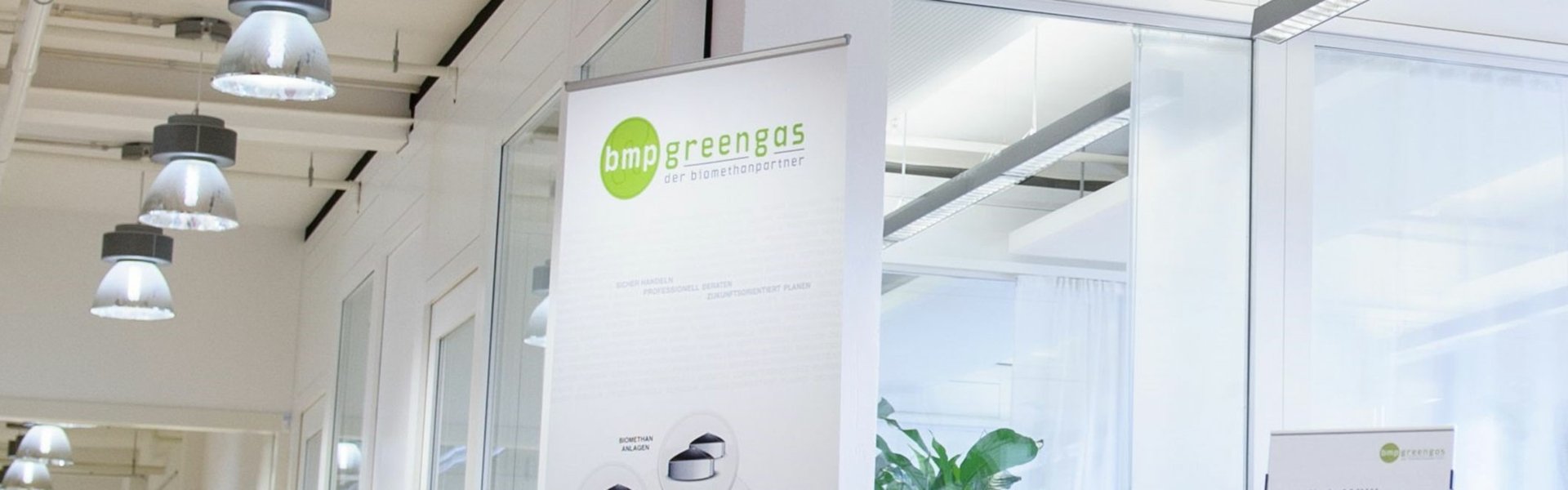 Ein Aufsteller von Beteiligung bmp greengas in einem Bürogebäude neben dem Empfang