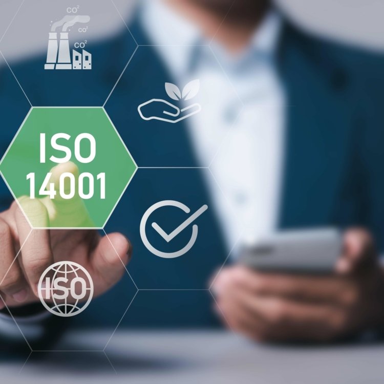 Geschäftsmann mit ISO 14001-Zertifizierung für Umweltmanagementsysteme (EMS), die zur Ermittlung, Kontrolle und Verringerung der Umweltauswirkungen von Tätigkeiten dient.