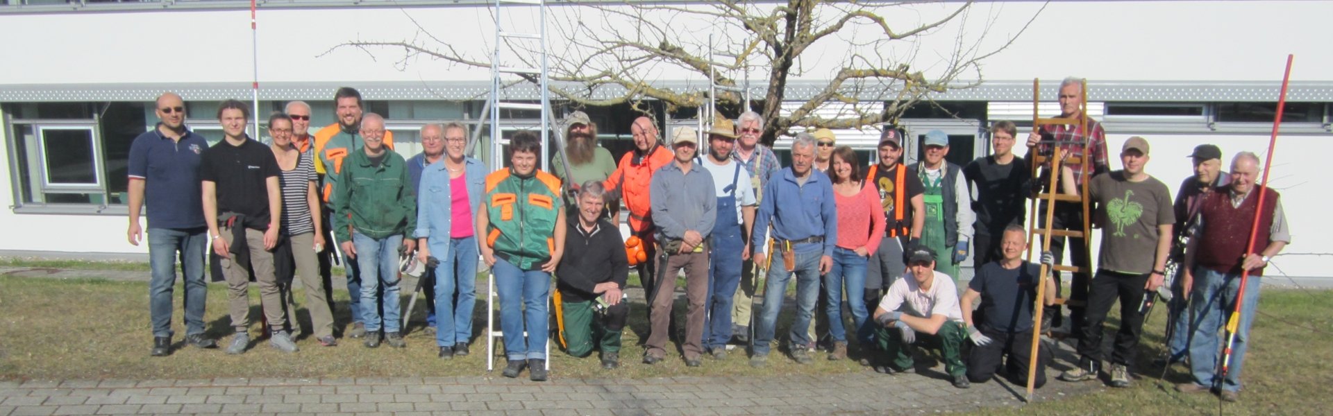 Gruppenbild der Streuobstpflegetage und Obstbaumsanierung des LOGL e.V bei der Erdgas Südwest 2019