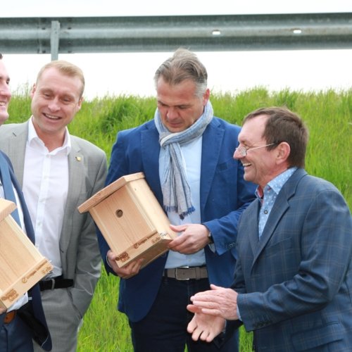 Geschäftsführung der ERdgas Südwest und Partner feiern den erfolgreichen Abschluss einer gelungenen Nistkasten-Bastelaktion