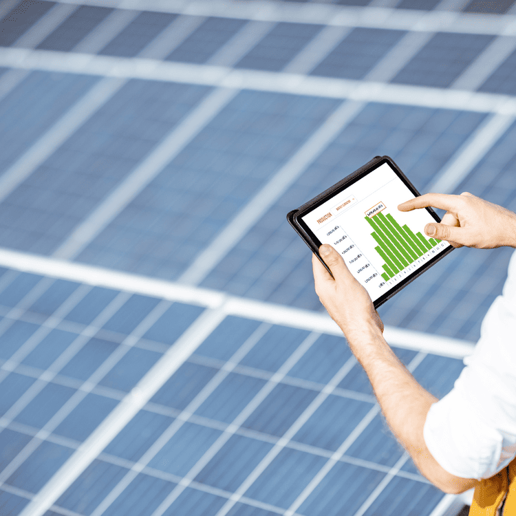 Beispielbild, das die Steuerung einer großen PV-Anlage über eine App die auf dem Tablet läuft darstellt