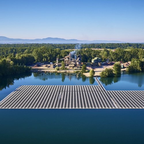 Schwimmende PV-Anlage auf einem Baggersee