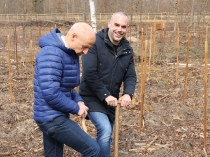 Geschäftsführer der Erdgas Südwest Hans-Joachim Seigel mit dem Bürgermeister der Gemeinde Graben-Neudorf