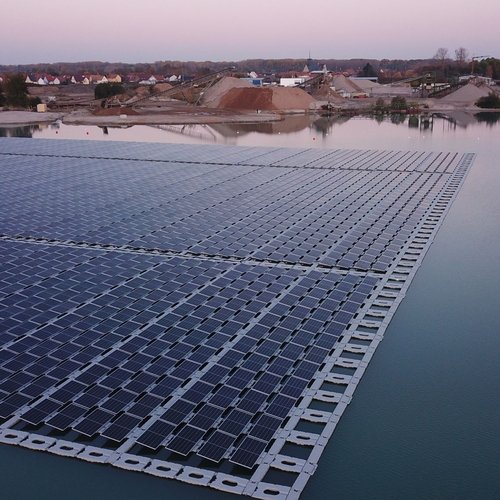 Man sieht eine schwimmende PV Anlage von oben