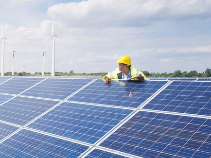 Solarmodule und Windräder