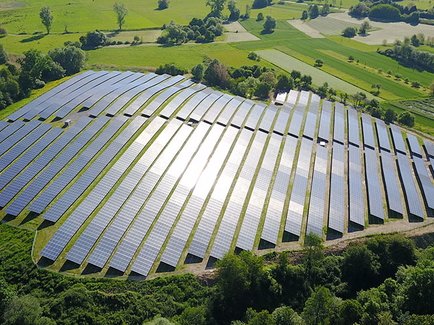 Solarmodule des Solarparks in Malsch aus der Vogelperspektive