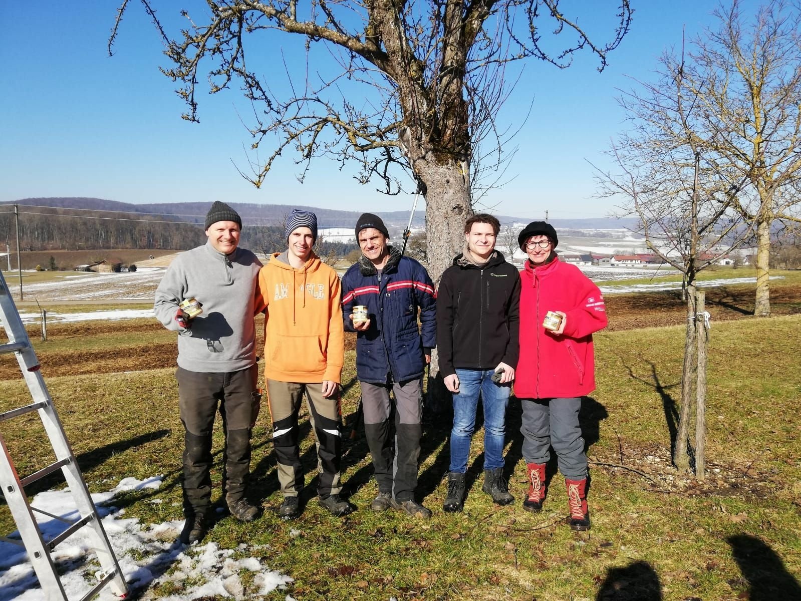 ProNatur Baumschnittkurs Mundingen Frühjahr 2019: Gruppenbild von fünf Personen vor einem Baum