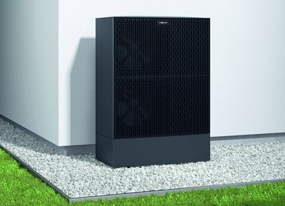 Außeneinheit der Viessmann Vitocal 250 A Monoblock Wärmepumpe vor der Hauswand stehend