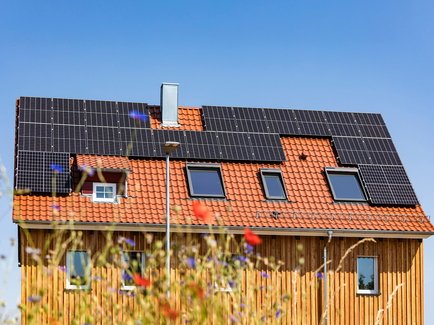 Solarpaneelen auf dem Dach eines renovierten Eigenheims.