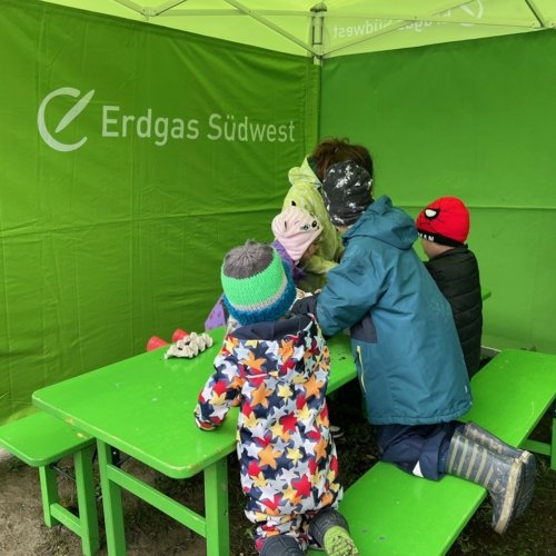 Aufnahme von einer Bastelaktion in Sulzfeld im Rahmen der Initiative "ProNatur" der Erdgas Südwest GmbH.