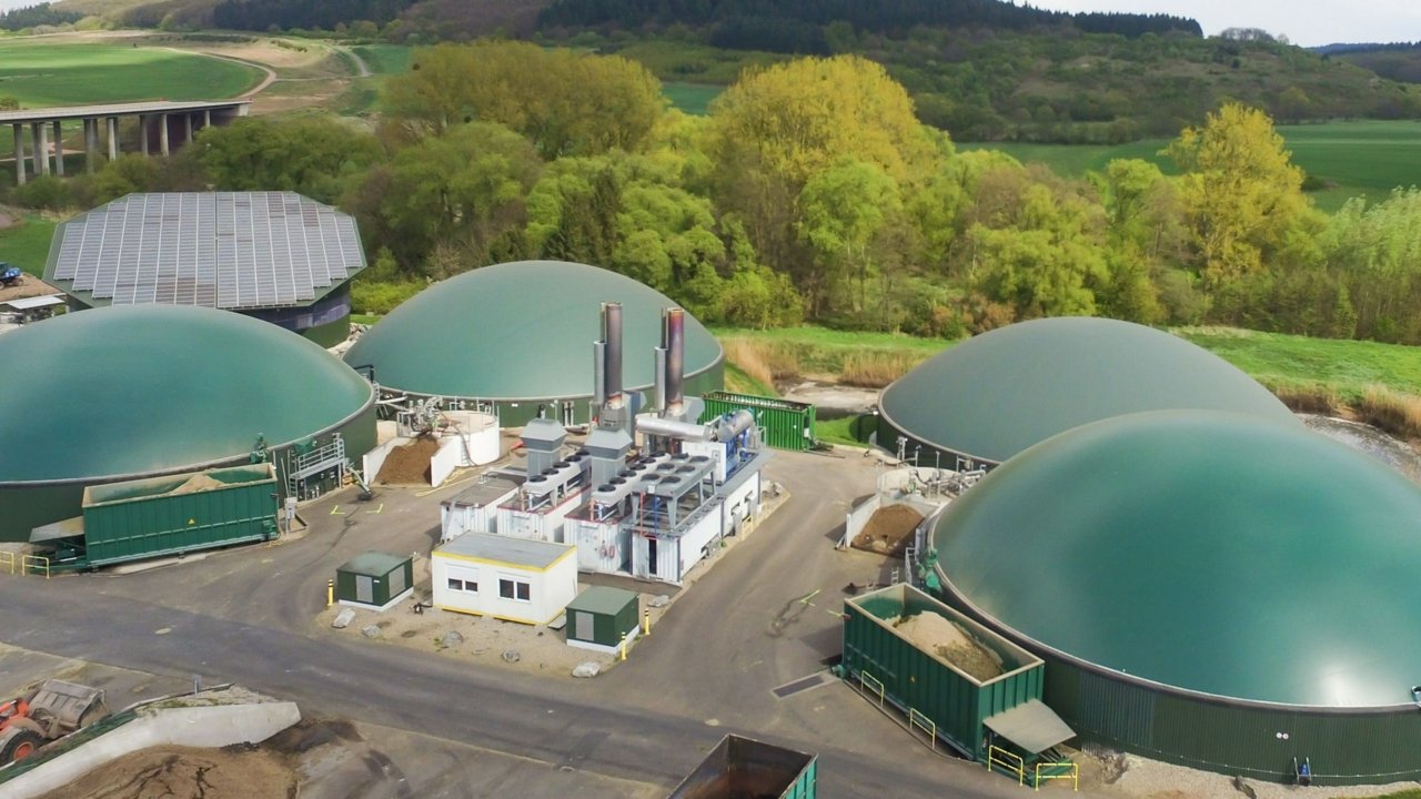 Bild der Biogasanlage in Platten