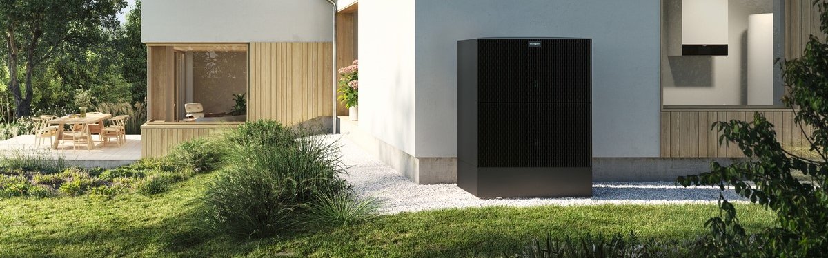 Wärmepumpe Viessmann Vitocal 250-A mit bis zu 18,5 kW Leistung neben einem Eigenheim stehen.