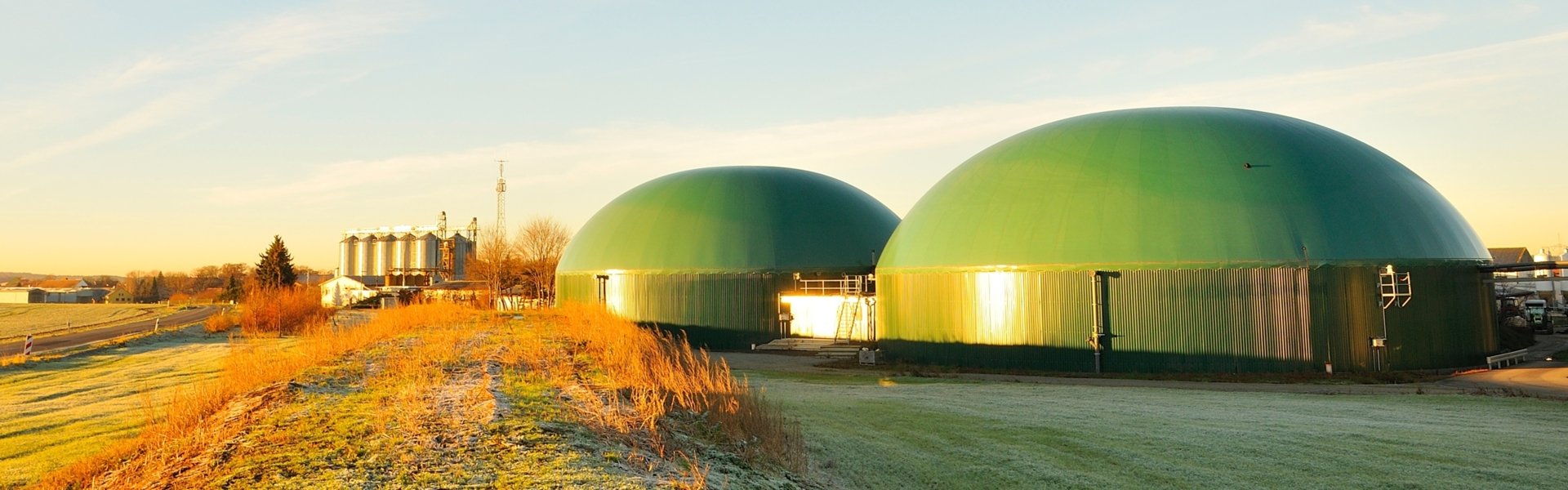 Außenaufnahme einer Biogasanlage