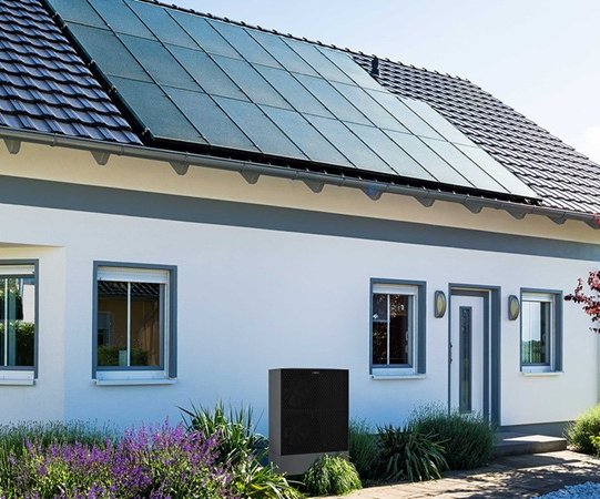 Einfamilienhaus mit Photovoltaikanlage und Wärmepumpenheizung